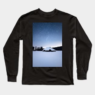 Barn in a Snowy Field Under a Night Sky Long Sleeve T-Shirt